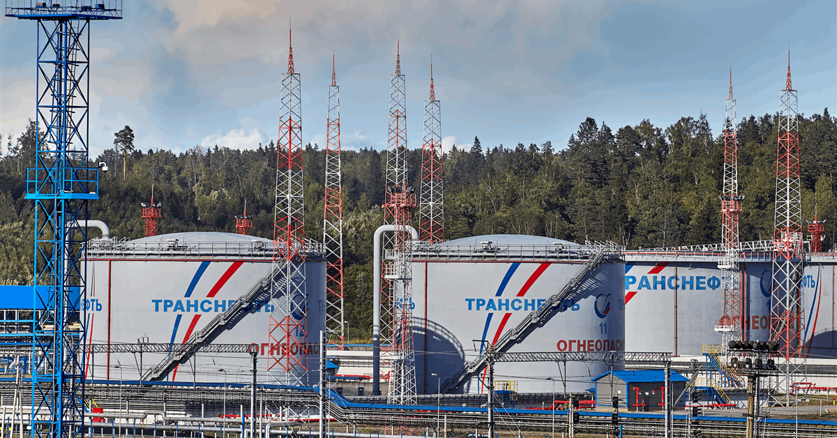 Importante puerto petrolero ruso arde tras ataque con drones