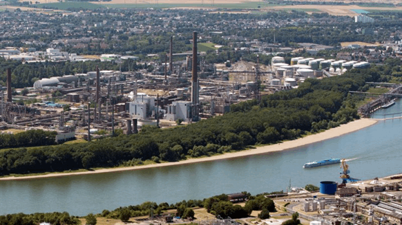 Shell to Deploy Pioneering Electrolysis Tech at German Refinery | Rigzone